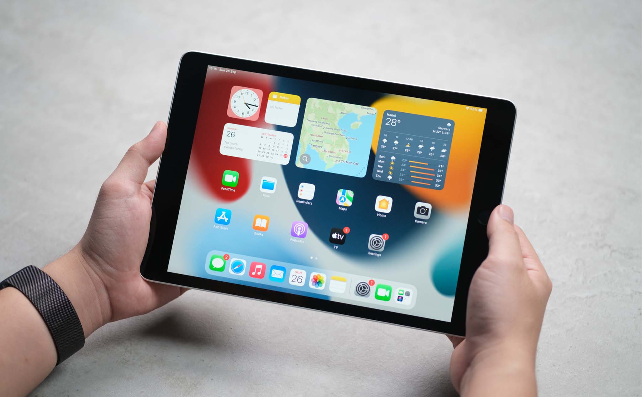 iPad là một sản phẩm vô cùng tuyệt vời để vẽ và ghi chú. Với màn hình lớn và độ phân giải cao, bạn có thể tạo ra những bức tranh tuyệt đẹp. Bạn có thể viết ghi chú nhanh trên iPad và chia sẻ nó với mọi người bất cứ lúc nào. Mua iPad vẽ vời và ghi chú là lựa chọn hoàn hảo cho bạn!